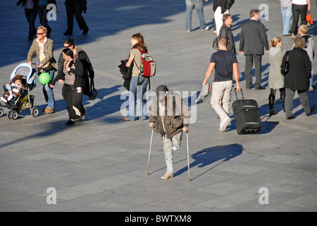 Amputazione della gamba amputata persone pedoni uomo persona persone pregiudizio avvolto stampella stampelle città di Colonia Foto Stock