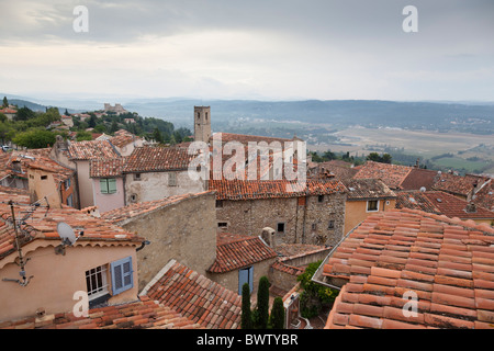 Vista sui tetti e oltre, Fayance, Var, Provence-Alpes-Côte d'Azur, in Francia. Foto Stock