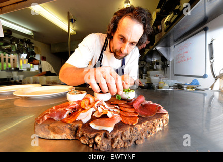 Capo Chef Stefano Terry al Hardwick vicino a Abergavenny assemblaggio di un consiglio di amministrazione di affettati 2008 Foto Stock