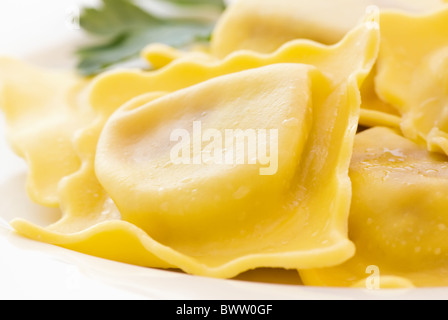 Ravioli di bollito con il prezzemolo come primo piano su una piastra bianca Foto Stock