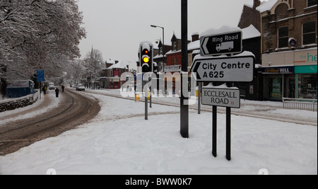 Il giorno Sheffield è stato colpito dalla neve pesante e la città venne a fermarsi. Segnaletica stradale e semafori da cacciatori Bar Foto Stock