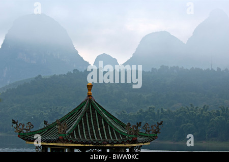 Tipico padiglione Cinese sulle rive del fiume Li a sunrise, Yangshuo, Guangxi, Cina. Foto Stock