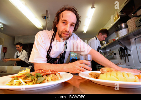Capo Chef Stefano Terry al Hardwick vicino a Abergavenny assemblaggio di un consiglio di amministrazione di affettati 2008 Foto Stock