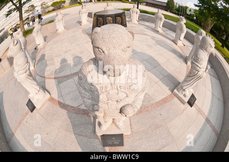 Zodiaco Cinese astrologia statue, centrato sul cane fuori al Museo Nazionale del Folklore, Seoul, Corea del Sud Foto Stock