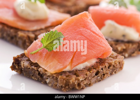 Salmone affumicato su pane integrale come primo piano su una piastra Foto Stock