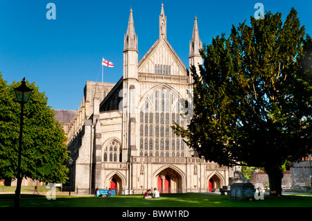 Bandiera di St George battenti sulla Cattedrale di Winchester Hampshire Inghilterra in estate porta occidentale vista Foto Stock