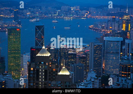 Lo skyline di Kowloon e Victoria Harbour al crepuscolo, Isola di Hong Kong, Hong Kong, Cina. Foto Stock