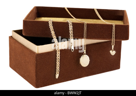 Articoli di gioielleria in oro avvolto su un 'pelle scamosciata marrone' oggetto oblungo di scatola con coperchio aperto Foto Stock