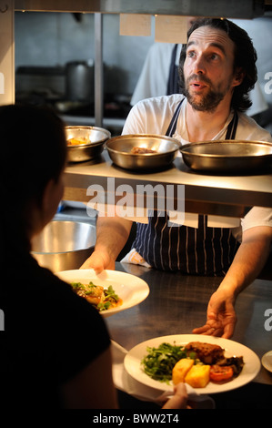 Capo Chef Stefano Terry si applica tocchi di rifinitura per i pasti andando verso la sala da pranzo presso il Hardwick vicino a Abergavenny 2008 Foto Stock