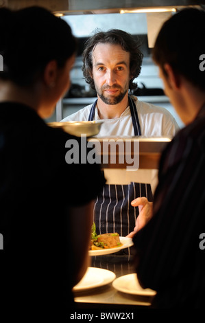 Capo Chef Stefano Terry si applica tocchi di rifinitura per i pasti andando verso la sala da pranzo presso il Hardwick vicino a Abergavenny 2008 Foto Stock