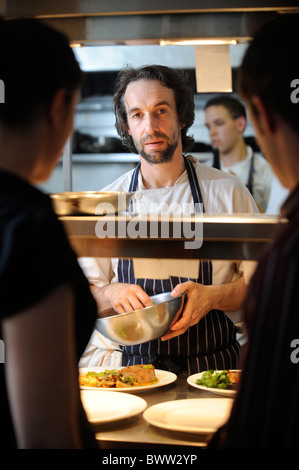 Capo Chef Stefano Terry si applica tocchi di rifinitura per i pasti andando verso la sala da pranzo presso il Hardwick vicino a Abergavenny 2008 Foto Stock