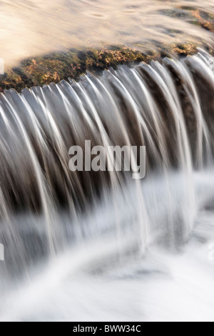 Acqua a cascata su roccia, Rannoch Moor, Lochaber, Highland, Scotland, Regno Unito. Foto Stock
