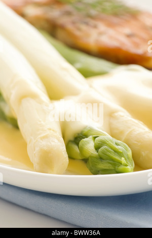 Verde e asparagi bianchi con il salmone selvatico e patate come primo piano su una piastra Foto Stock