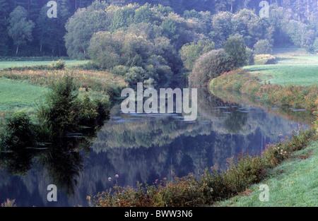 Svizzera Europa Canton Neuchâtel giura Areuse flusso di fiume zona ripariale montagne Landsca di montagna Foto Stock