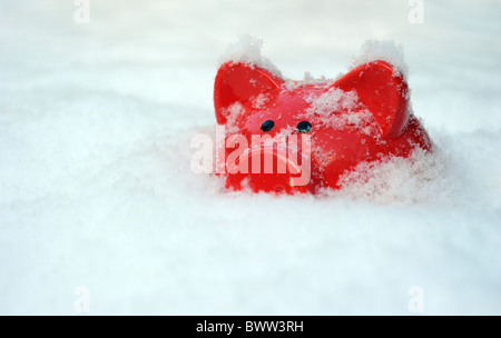 PIGGYBANK in inverno nevoso condizioni congelati ri risparmi di denaro contante mercati carburante invernale pagamenti costi di energia di riscaldamento bollette REGNO UNITO Foto Stock