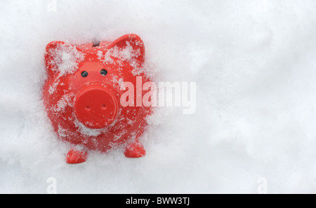 PIGGYBANK in inverno nevoso condizioni congelati ri risparmi di denaro contante mercati carburante invernale pagamenti ETC Foto Stock