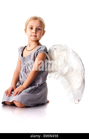 Felice bambino sorridente Cupido in costume angelo ali, arco e freccia  cuore isolato su sfondo studio rosso. CopySpace per il testo. Concetto di  giorno di San Valentino Foto stock - Alamy