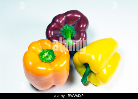 Tutto fresco bellpepers in giallo, arancione e rosso Foto Stock