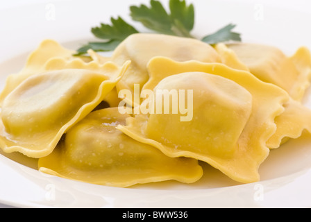 Ravioli di bollito con il prezzemolo come primo piano su una piastra bianca Foto Stock