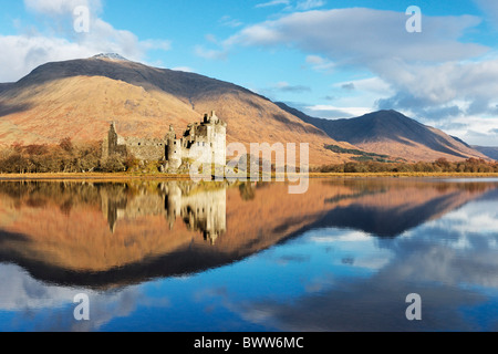 Kilchurn Castle riflessa in Loch Awe, vicino Dalmally, Argyll and Bute, Scotland, Regno Unito. Foto Stock