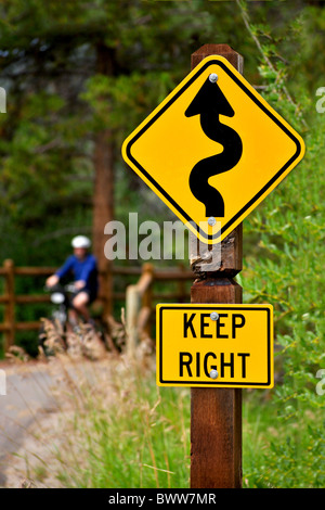 Mountain bike rider su sentiero Foto Stock