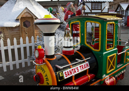 Santa i bambini del treno motore e costruzioni ferroviarie nella grotta di Natale con corse di Chester, 2010, REGNO UNITO Foto Stock