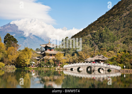 Drago Nero piscina, Jade Dragon Snow Mountain, Deyue pavilion, Suocui bridge, Lijiang, nella provincia dello Yunnan in Cina Foto Stock