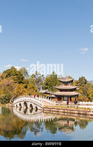 Deyue pavilion e ponte Suocui, Black Dragon Pool, Lijiang, nella provincia dello Yunnan in Cina Foto Stock