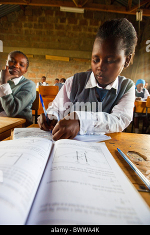 Gli studenti di Mathare slum studiare fisica, Maji Mazuri Center e le ragazze di alta scuola, Nairobi, Kenia Foto Stock