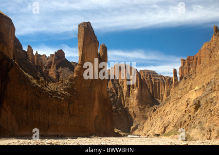 Guardando lungo il letto del fiume in spettacolari canyon Palca, La Paz, Bolivia. Foto Stock