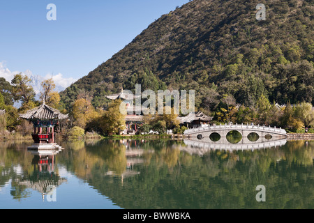 Deyue pavilion e ponte Suocui, Black Dragon Pool, Lijiang, nella provincia dello Yunnan in Cina Foto Stock