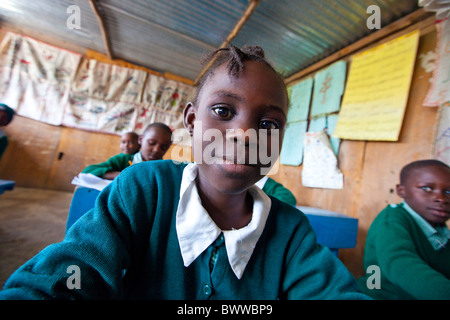 Schoolgirl da Mathare slum in Maji Mazuri Centro e scuola, Nairobi, Kenia Foto Stock