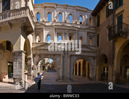 Italia Europa Porta dei Borsari Verona città estate persone porta romana antica Foto Stock