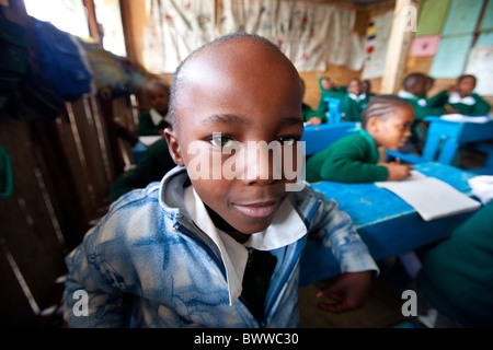 Scolaro da Mathare baraccopoli in Maji Mazuri Centro e scuola, Nairobi, Kenia Foto Stock