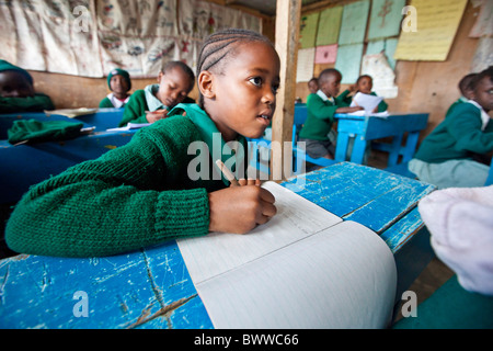 Schoolgirl da Mathare slum in Maji Mazuri Centro e scuola, Nairobi, Kenia Foto Stock