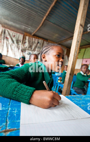 Schoolgirl da Mathare slum in Maji Mazuri Centro e scuola, Nairobi, Kenia Foto Stock