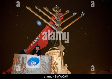 Parigi, Francia, Rabbis Ebraico che celebra le feste religiose annuali, Hanukkah, cerimonia di illuminazione delle candele, Notte; antiche tradizioni ebraiche Foto Stock