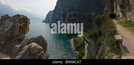 Italia Europa Strada Ponale Lago di Garda Trentino estate lago di acqua rocce montagne delle Alpi paesaggio paesaggio foo Foto Stock