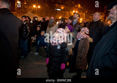 Parigi, Francia, famiglie ebraiche che celebrano le festività religiose annuali, Hanukkah, cerimonia di illuminazione a candela, Notte, antiche tradizioni ebraiche Foto Stock