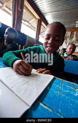 Schoolgirl da Mathare slum in Maji Mazuri Centro e scuola, Nairobi, Kenia Foto Stock