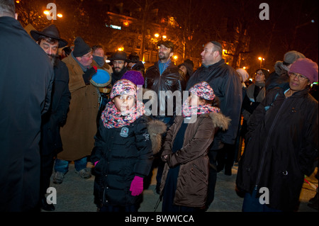 Parigi, Francia, famiglie ebraiche che celebrano le feste religiose annuali, Hanukkah, cerimonia di illuminazione delle candele, Notte, Ragazze, antiche tradizioni ebraiche Foto Stock