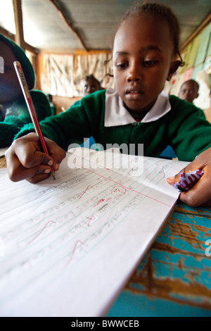 Schoolgirl da Mathare slum in Maji Mazuri Centro e scuola, Nairobi, Kenia Foto Stock