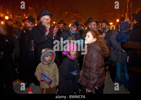 Parigi, Francia, gente numerosa, per strada, famiglie ebraiche che celebrano le festività religiose annuali, Hanukkah, cerimonia di illuminazione delle candele, notte, antiche tradizioni ebraiche, famiglia multigenerazionale, ebrei assidici Foto Stock