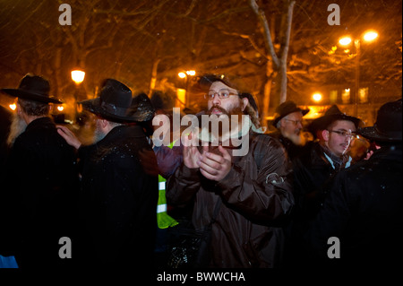 Parigi, Francia, Rabbis Ebraico che celebra le feste religiose annuali, Hanukkah, cerimonia di illuminazione delle candele, Notte, antiche tradizioni ebraiche Foto Stock