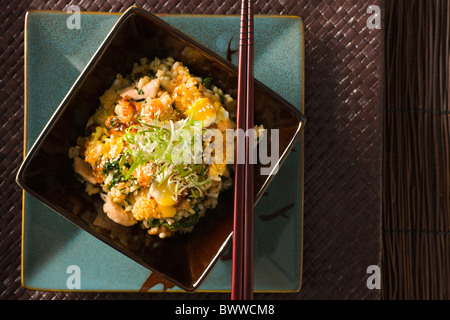 Il coreano Bibimbap, riso con kimchi, Salmone al vapore, spinaci, uova, peperoncino pasta, lo scalogno e i semi di sesamo Foto Stock