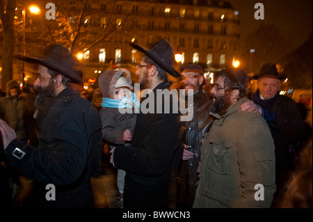 Parigi, Francia, Rabbis Ebraico che celebra le feste religiose annuali, Hanukkah, cerimonia di illuminazione delle candele, Notte, antiche tradizioni ebraiche Foto Stock