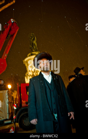 Parigi, Francia, rabbini ebrei che celebrano le festività religiose annuali, Hanukkah, cerimonia di illuminazione a candela, notte, Ritratto uomo, antiche tradizioni ebraiche, incontro religioso, religione di mezza età, RITRATTO DI GUY ON STREET, ebrei assidici Foto Stock