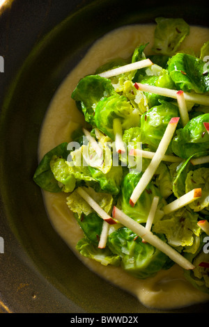 Saltati i cavoletti di Bruxelles foglie con salsa Apple-Mustrad. Foto Stock