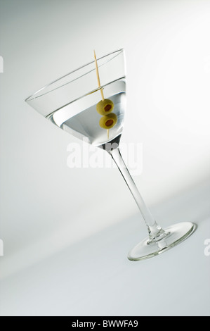 Angolato coppetta Martini con olive nere su sfondo bianco Foto Stock