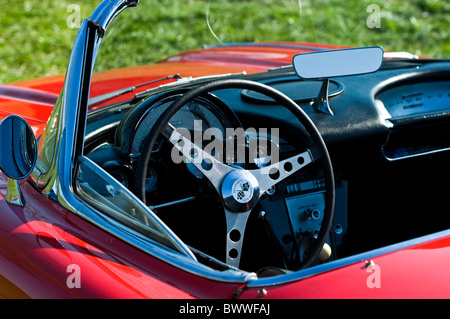 Un rosso 1962 Chevrolet Corvette Convertibile interno Foto Stock